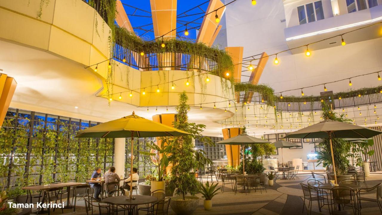 BW Luxury Hotel Jambi Buitenkant foto