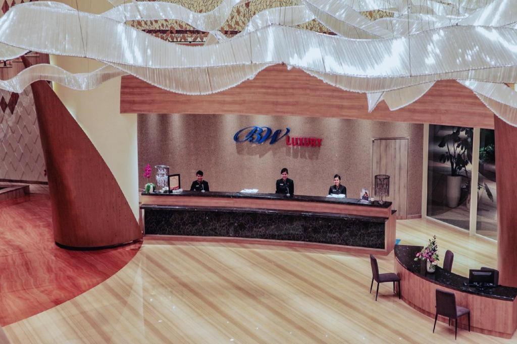BW Luxury Hotel Jambi Buitenkant foto